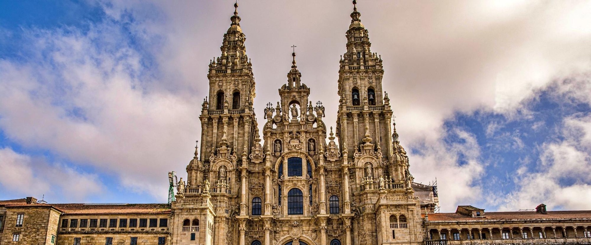 un grupo de rocas en la orilla del océano al atardecer