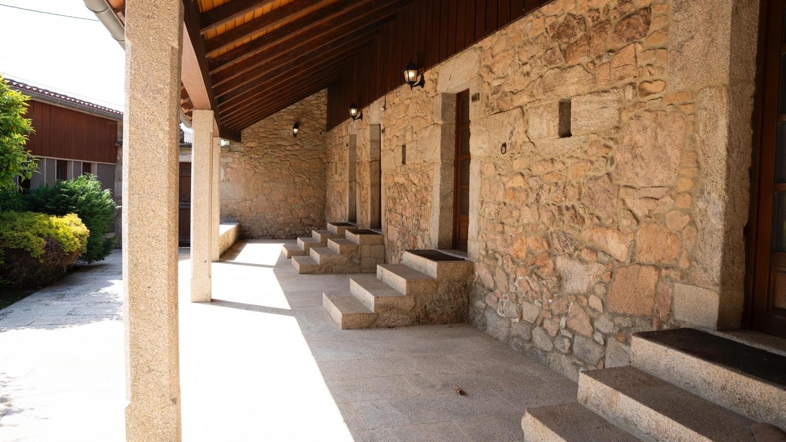 una pared de piedra con escaleras y un techo de madera