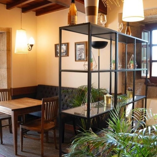 una sala de estar con una mesa y sillas y plantas