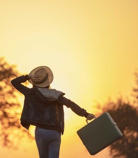 una piscina frente a un gran castillo de piedra