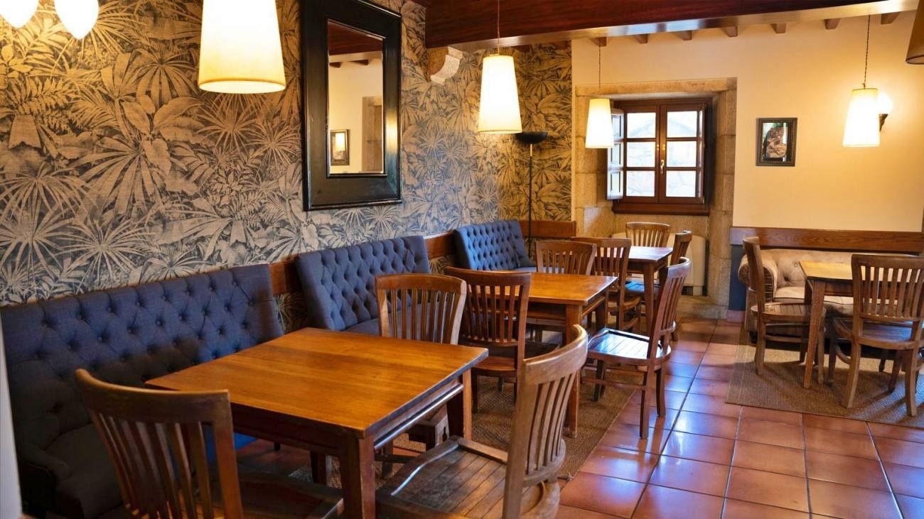 un restaurante lleno de mesas y sillas con sábanas rojas