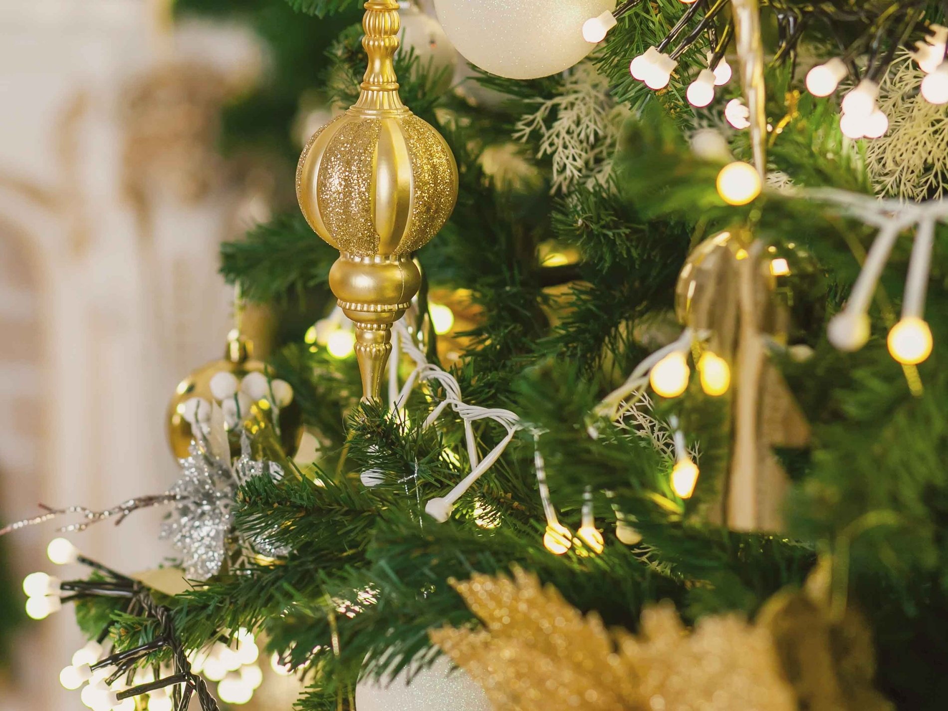 un phare sur une petite île au milieu de l' océan