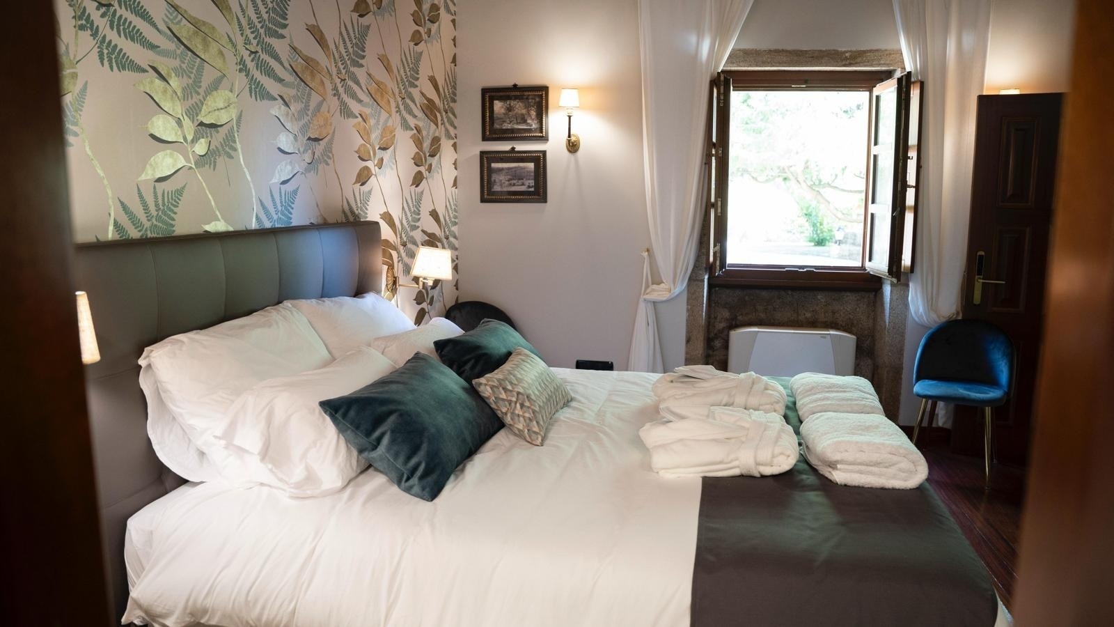 una habitación con una cama y una ventana abierta