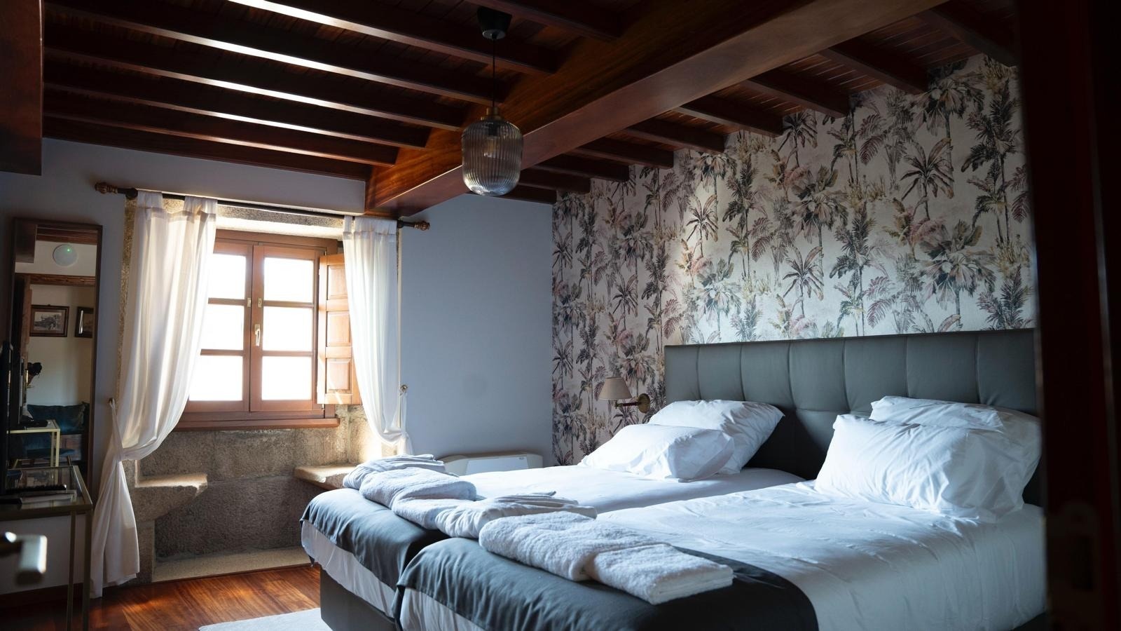 una habitación con dos camas y una ventana