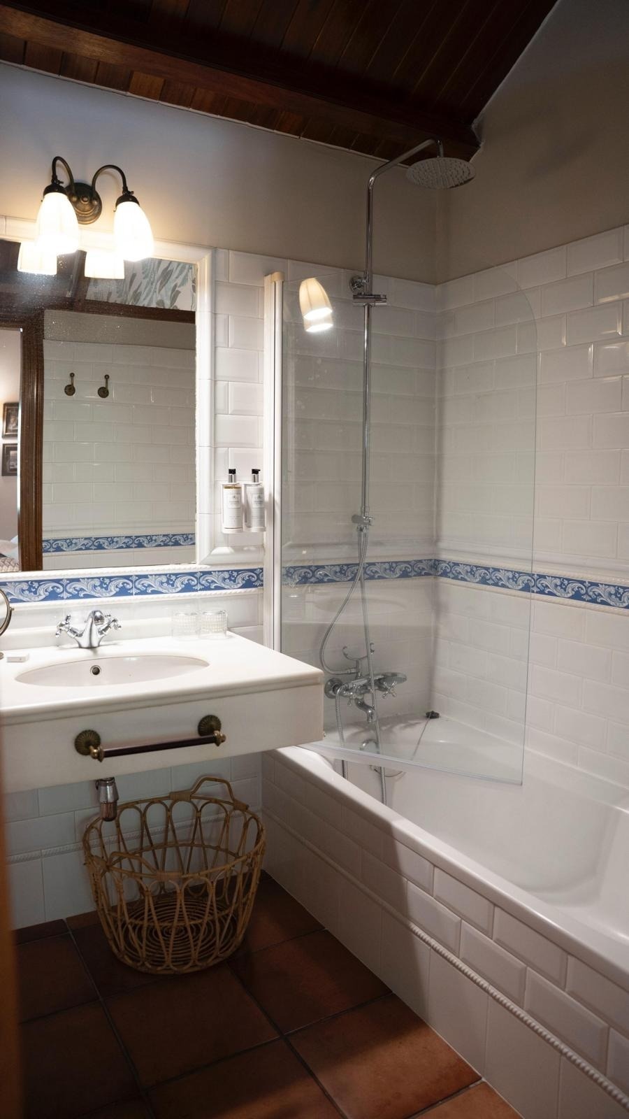 un baño con un lavabo y una bañera