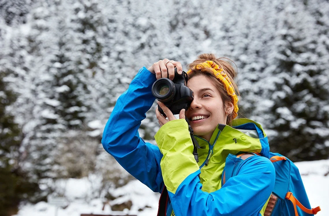 Grupo de snowboarders sonriendo en SNO: Formigal, disfrutando de la nieve y la montaña.