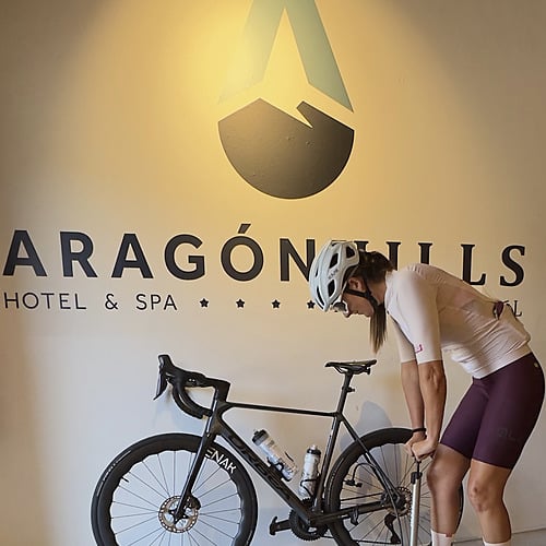 Ciclista inflando su bici en el hotel SNO: Aragon Hills Aragon Hills.