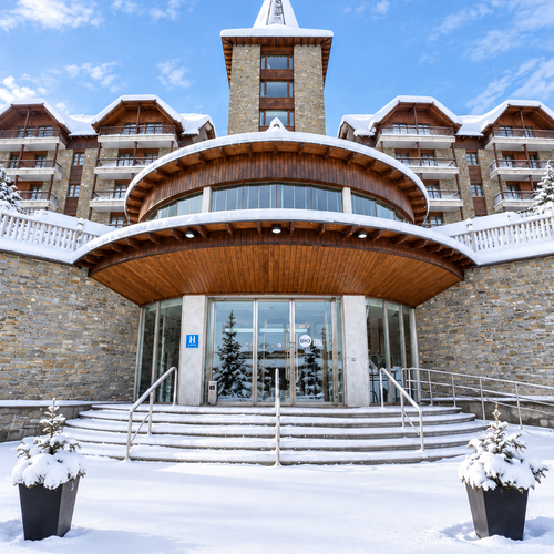 SNÖ Aragón Hills: Hotel de lujo en invierno con entrada nevada y estilo alpino.