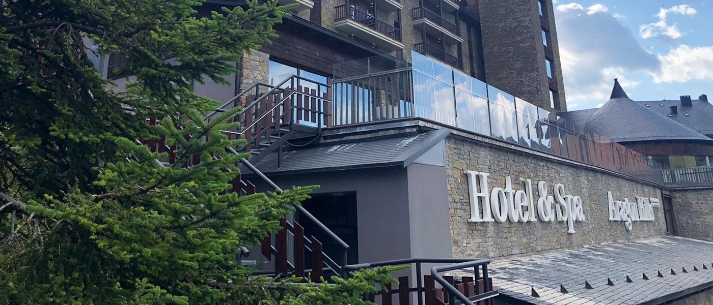 un edificio de piedra con la palabra hotel & spa en la pared