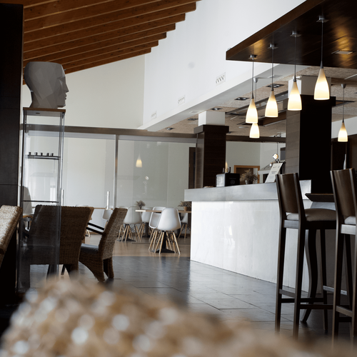 Bar y mesas en hotel moderno con SNÖ Aragón Hills.