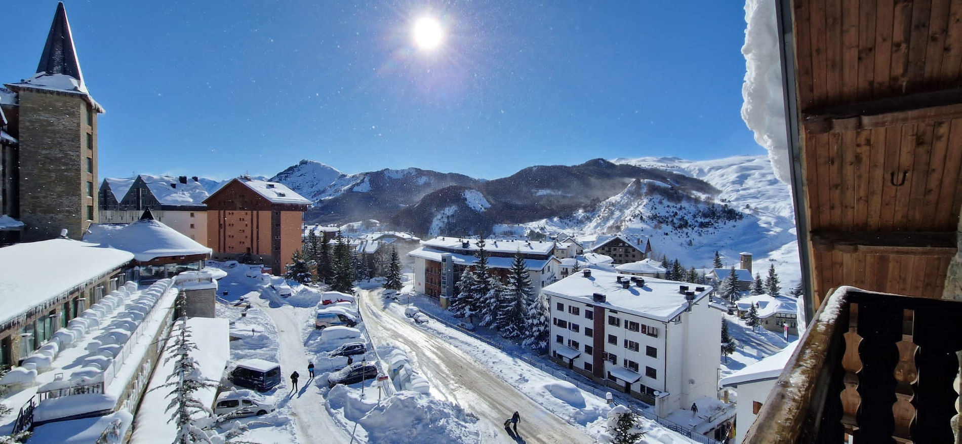 Imágenes de montañas nevadas y pinos cubiertos de nieve en SNÖ Aragón Hills, Huesca.