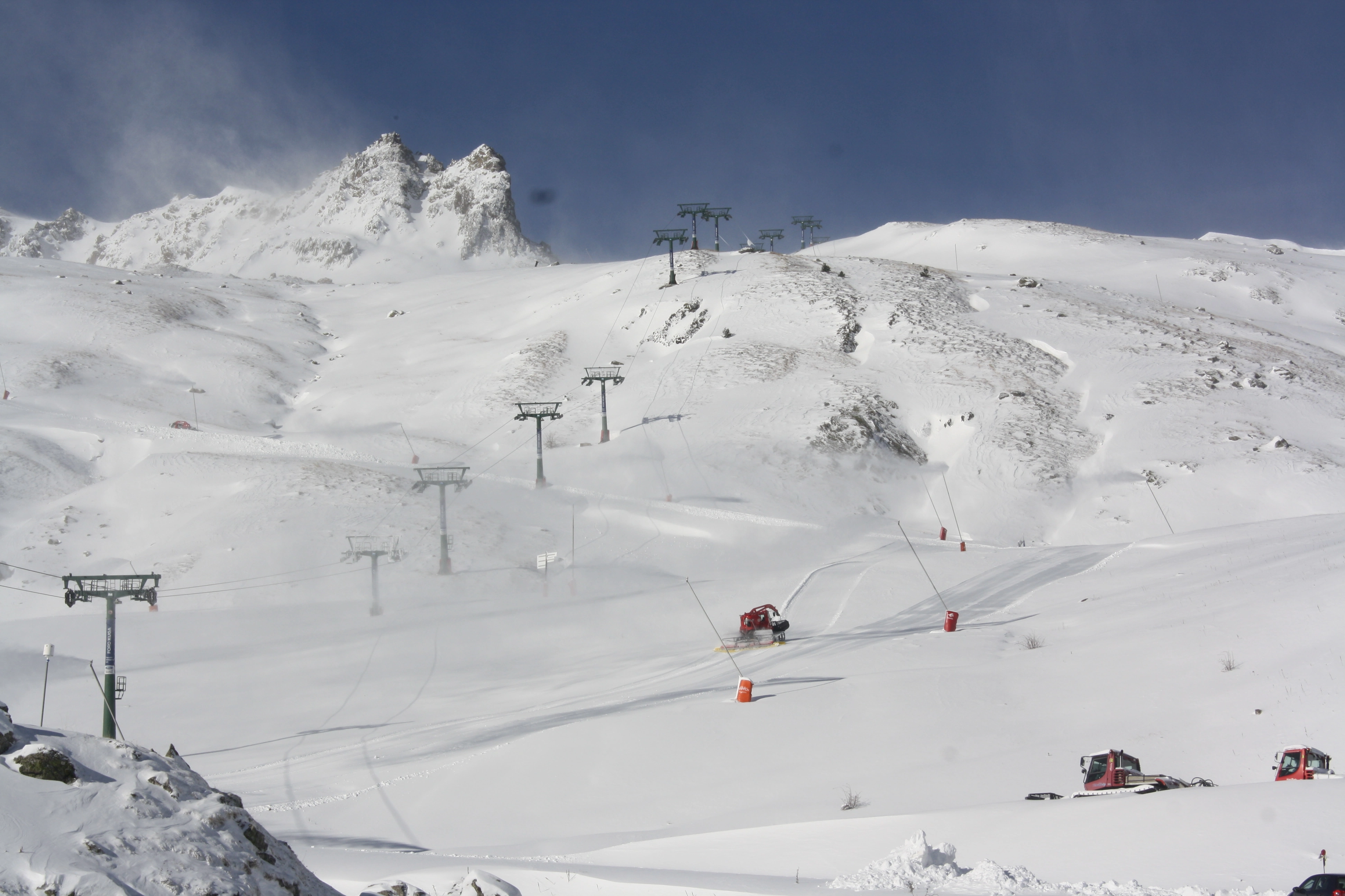 Vues d'hiver des montagnes de SNO: Aragon Hills depuis le télésiège.