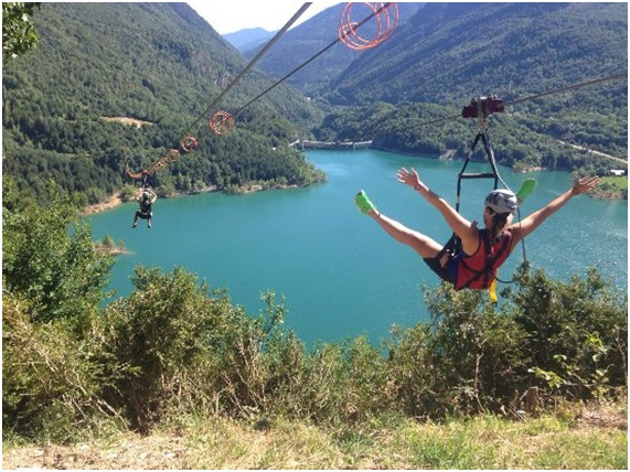 un hombre y una mujer están volando sobre un lago