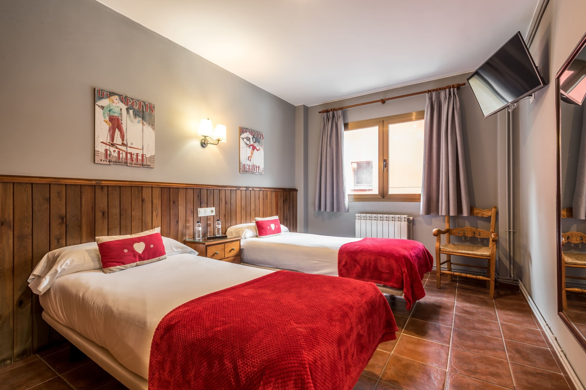 una habitación con dos camas y un cartel en la pared que dice porto