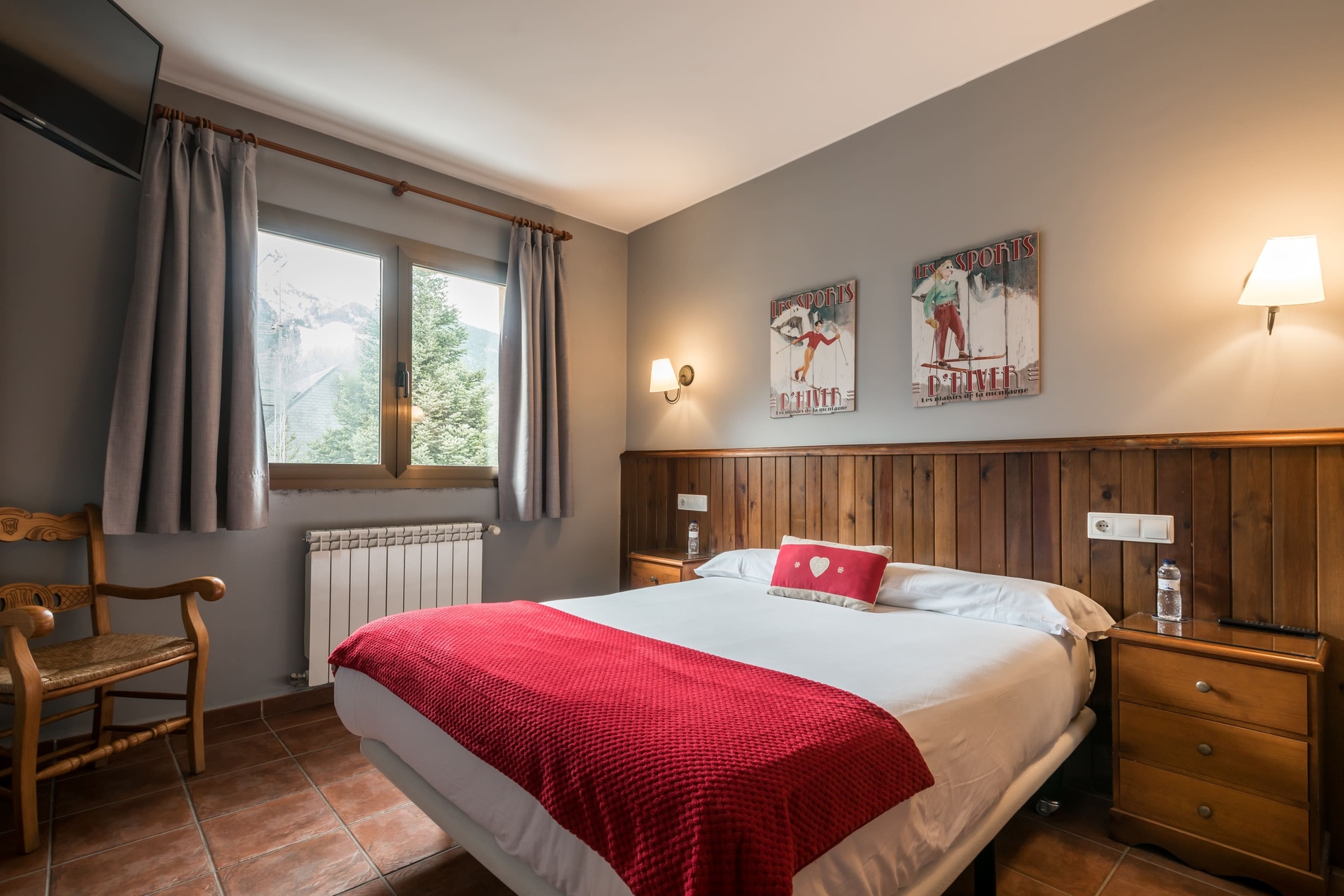 un pequeño pueblo en la ladera de una montaña junto a un lago al atardecer