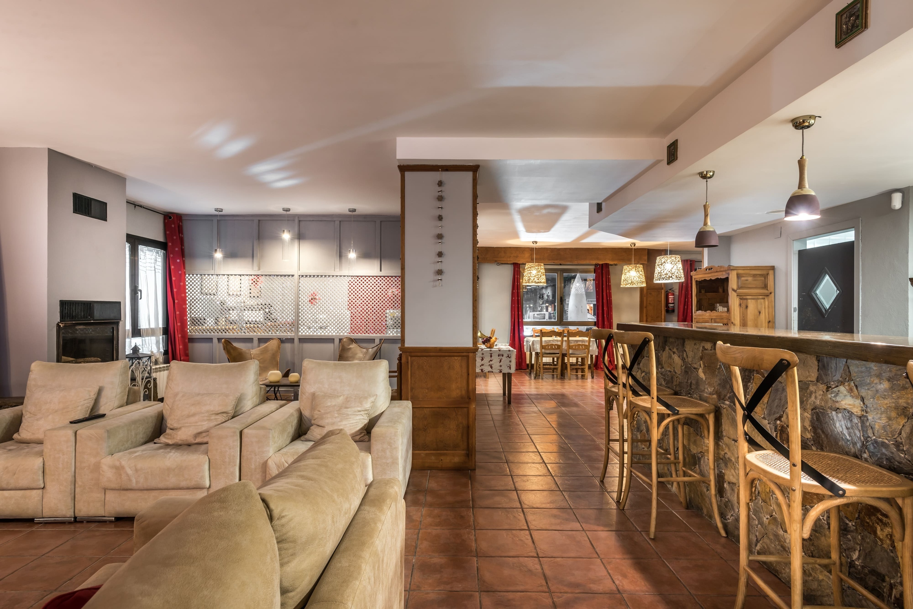 Salon spacieux SNO: Beret avec canapés, coin bar et salle à manger.