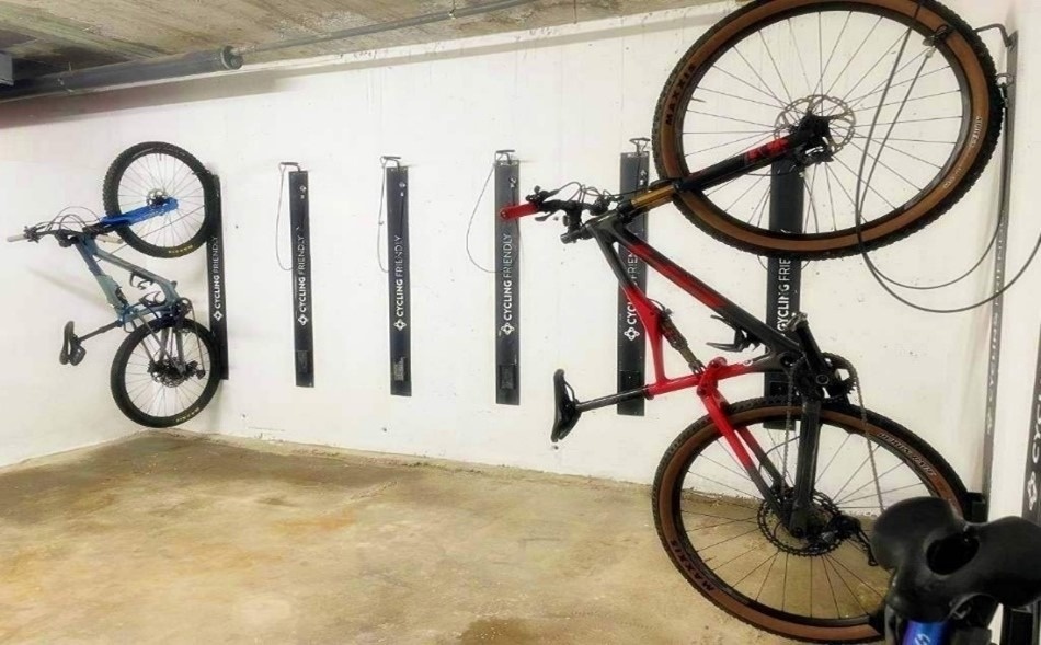 un hombre monta una bicicleta en la carretera al atardecer