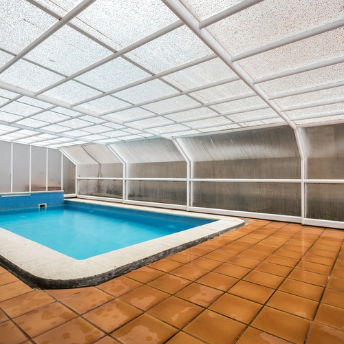 una piscina cubierta con un techo de plástico transparente