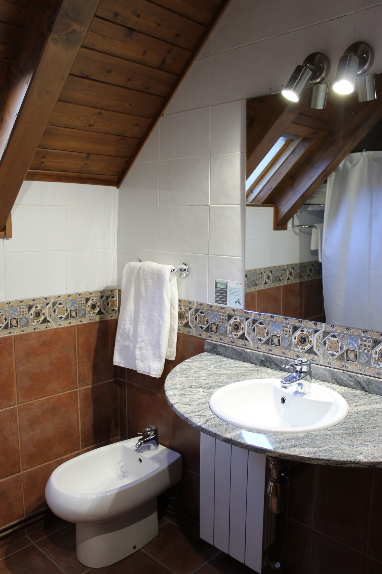 un baño con un inodoro y un lavabo y un espejo