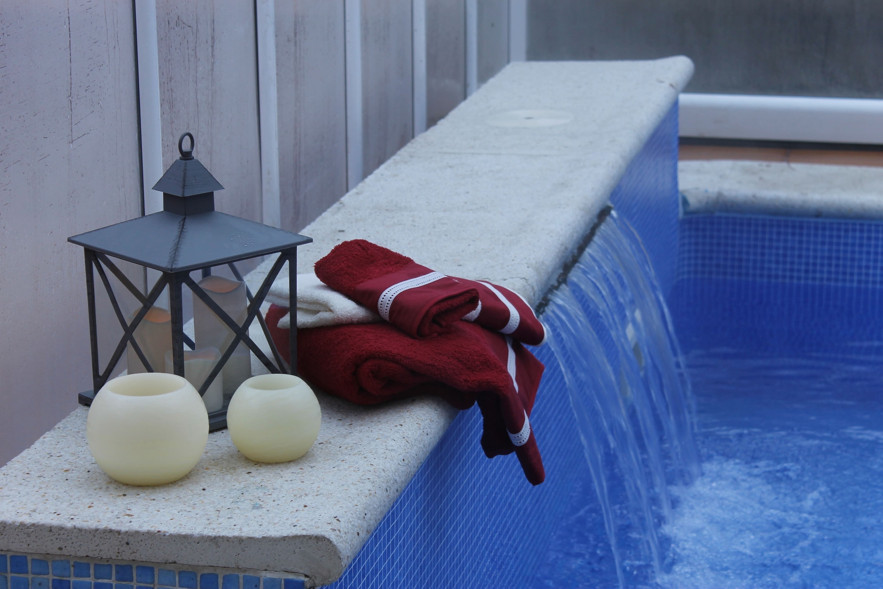 un hombre monta una bicicleta en una carretera