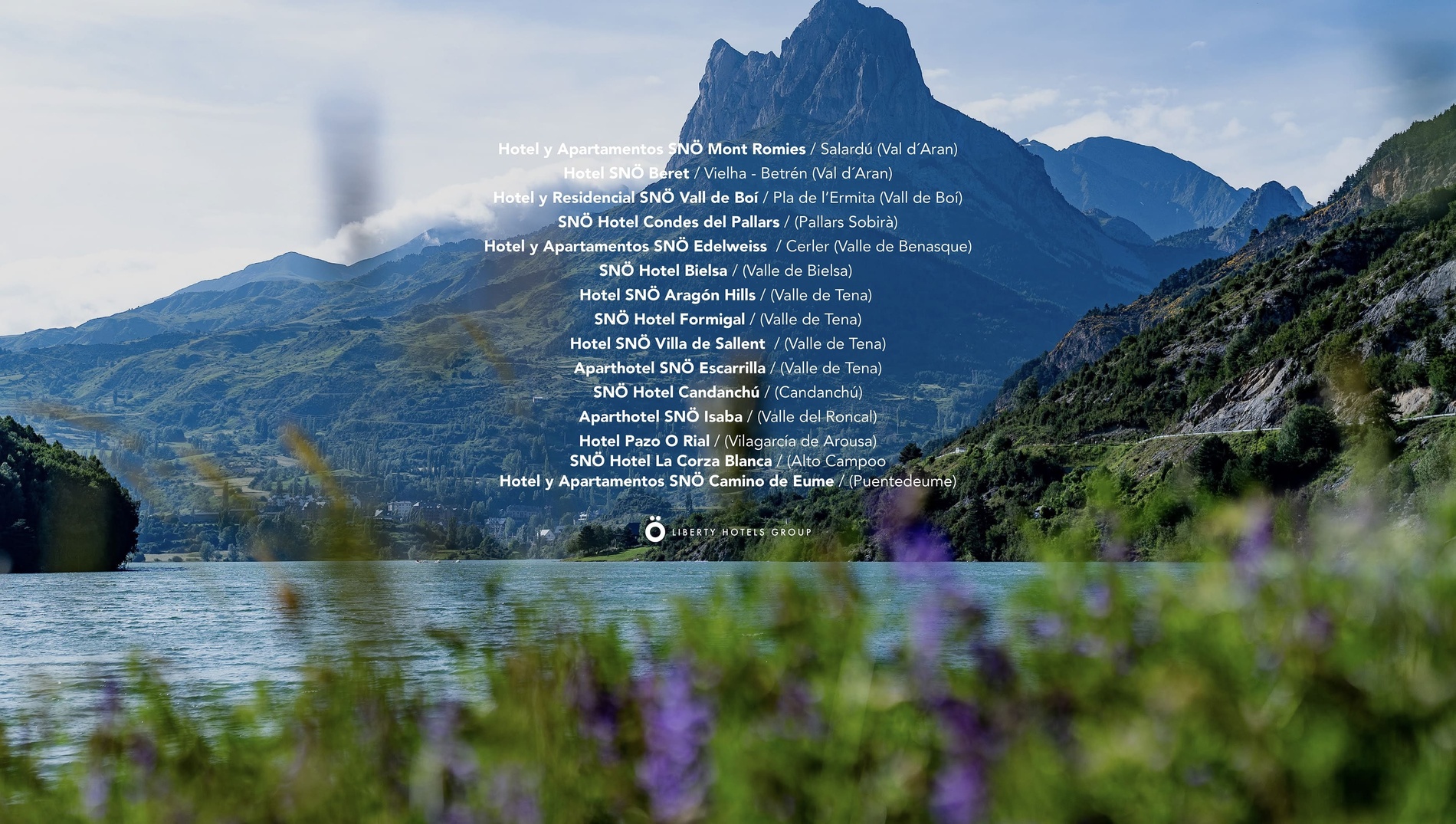 une photo d' un lac avec des montagnes en arrière-plan