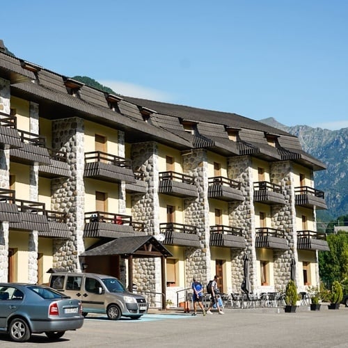 a skoda car is parked in front of a hotel