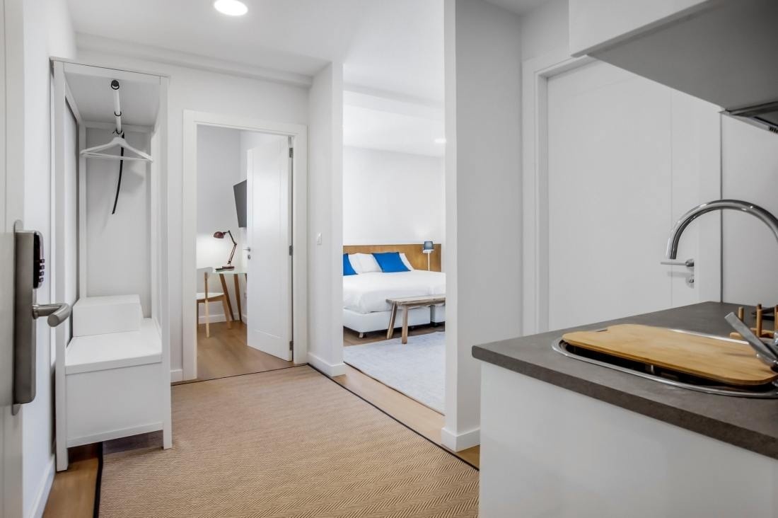 un pasillo que conduce a un dormitorio y una cocina