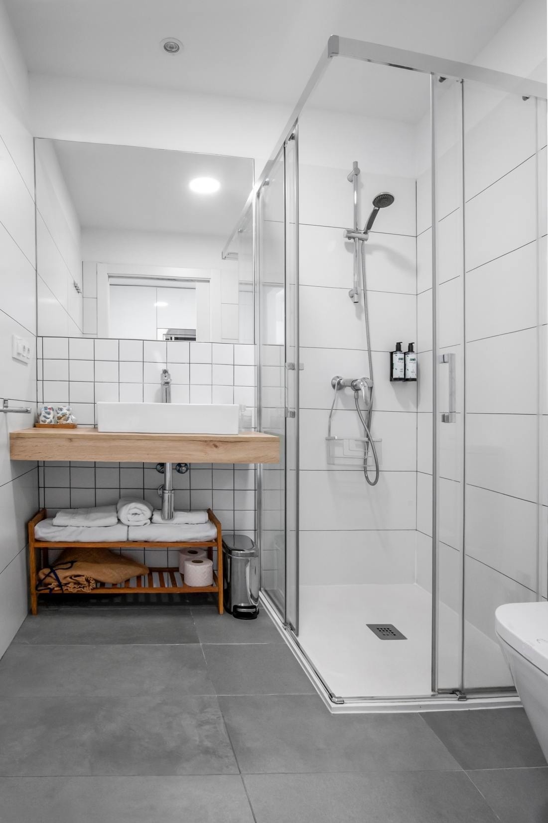 un cuarto de baño con un lavabo y una ducha