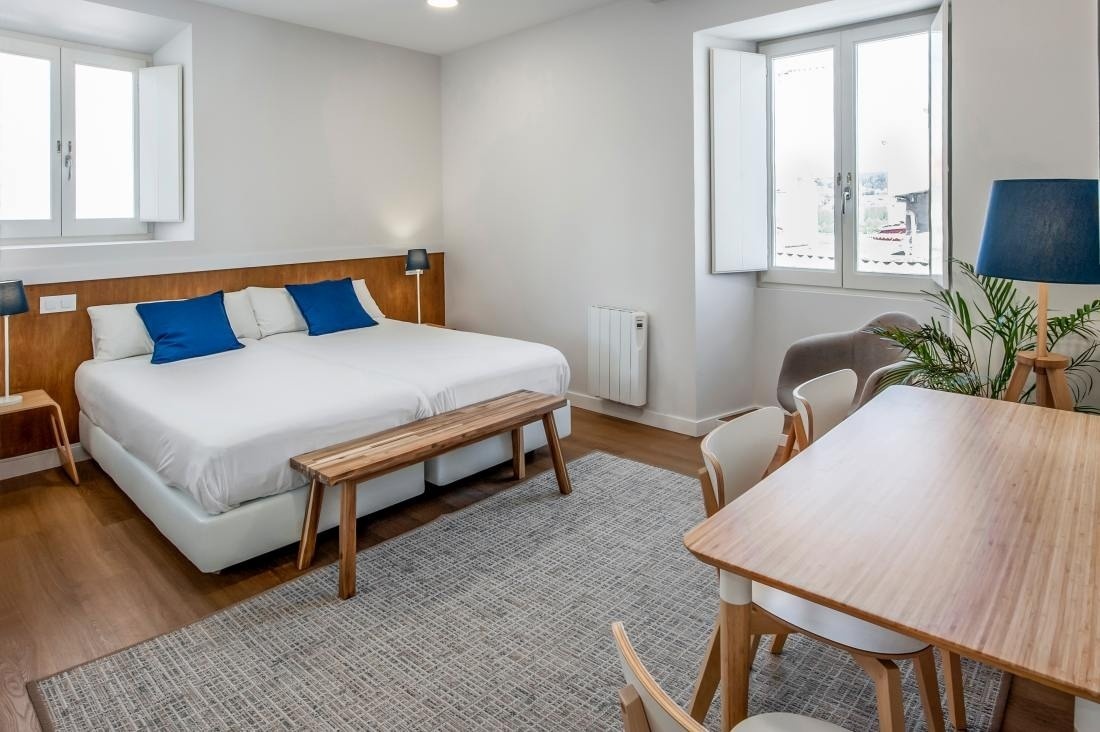 una habitación con una cama y una mesa y sillas