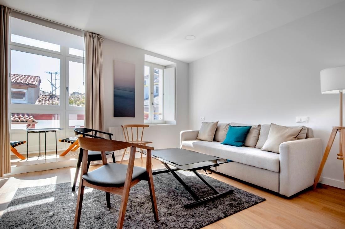 una sala de estar con un sofá y una mesa