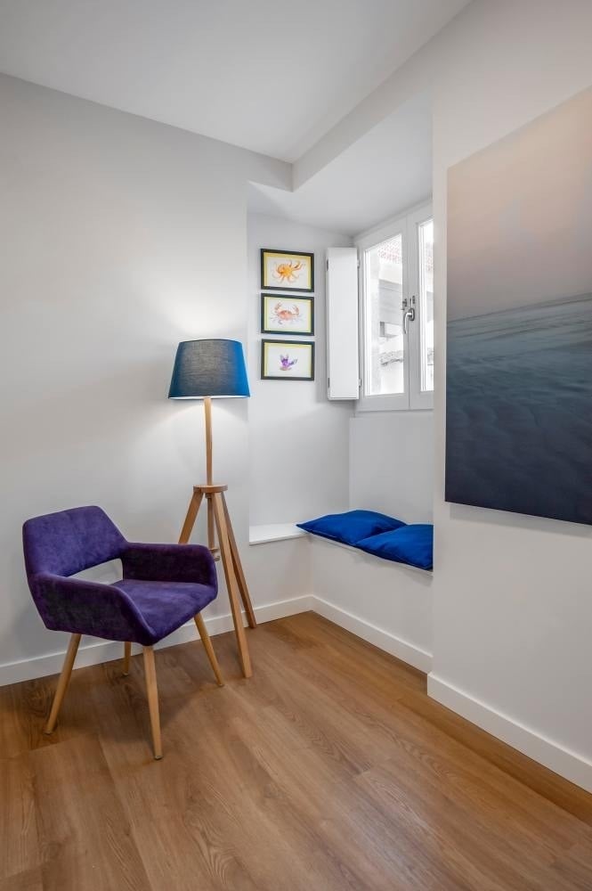 una habitación con una cama y una lámpara en la pared