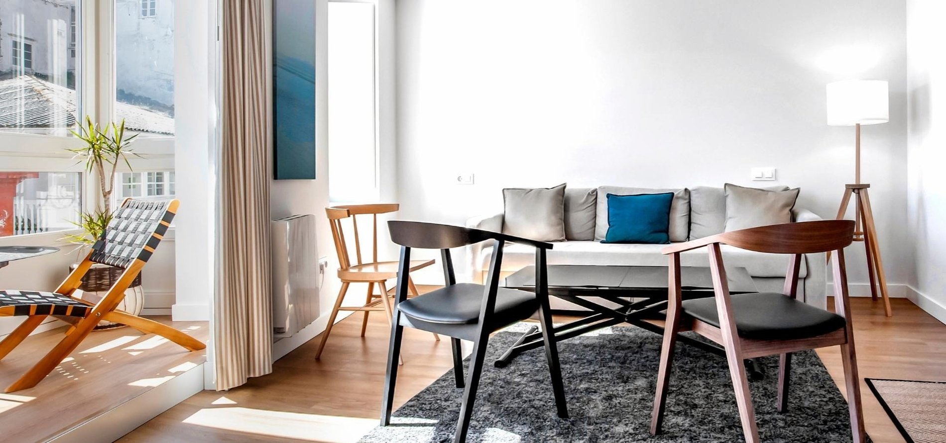 una sala de estar con un sofá y una mesa de comedor