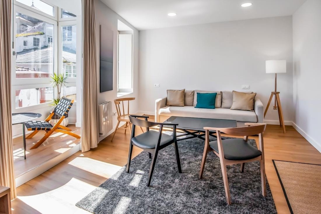 una habitación de hotel con dos camas y una puerta