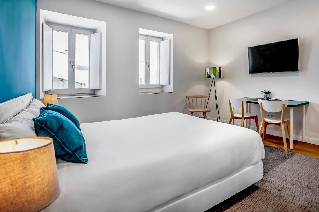 una habitación de hotel con una cama y una televisión