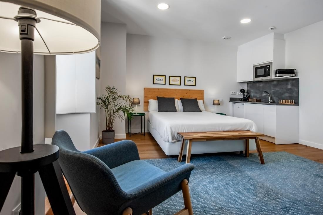 una habitación pequeña con una cama y una silla