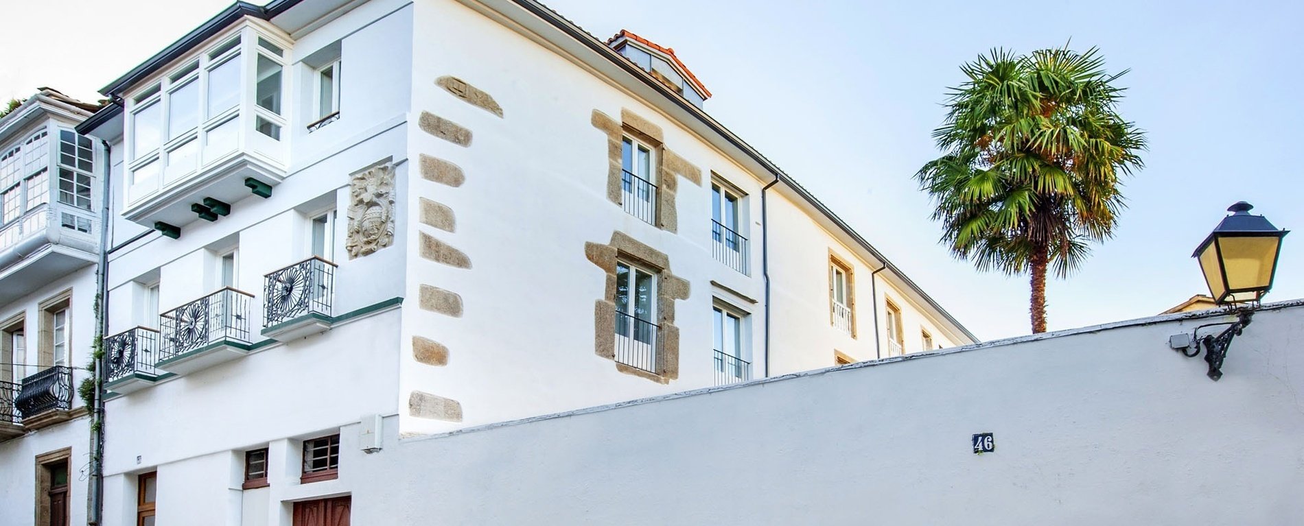 un edificio blanco con el número 15 en la pared