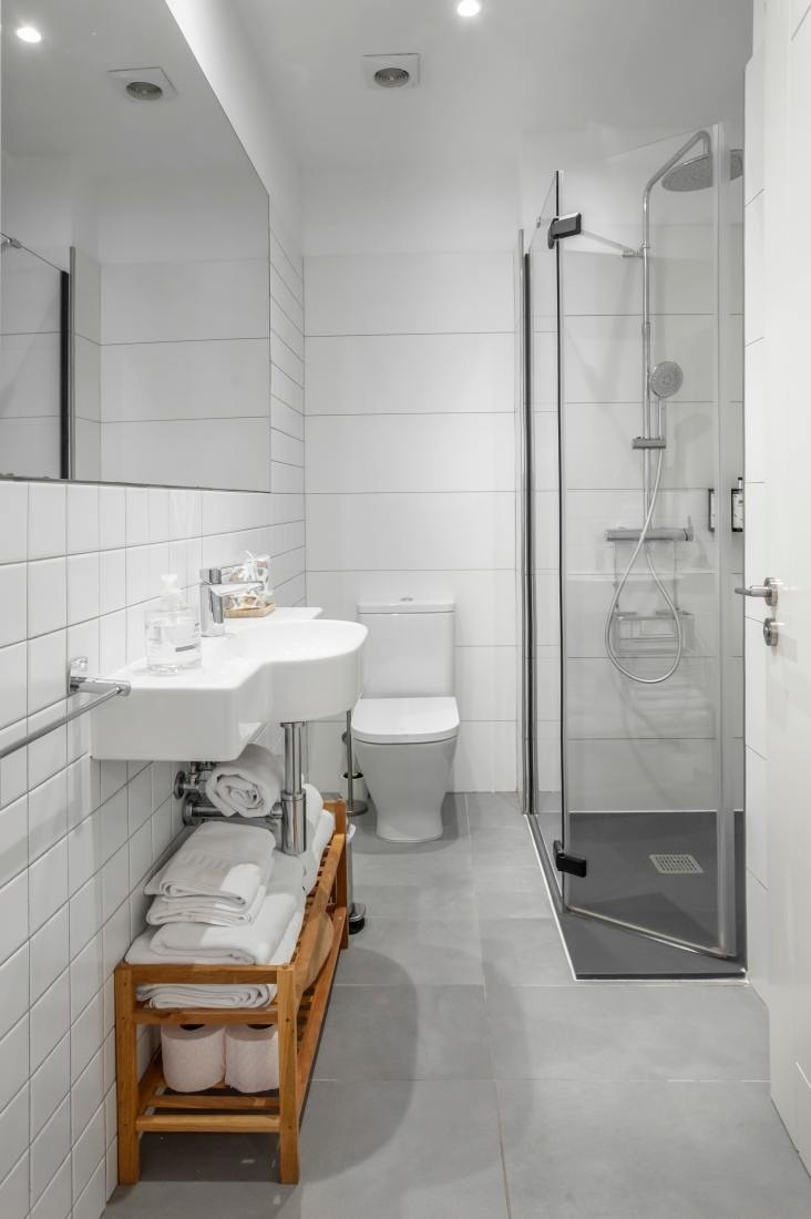 un baño con lavabo , inodoro y ducha