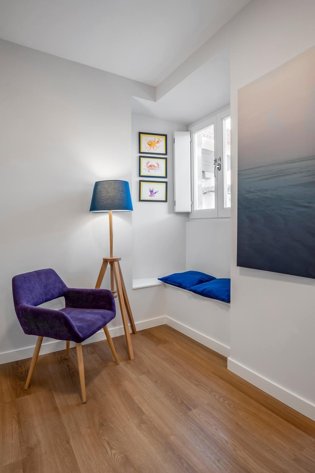una habitación con una silla morada y una lámpara
