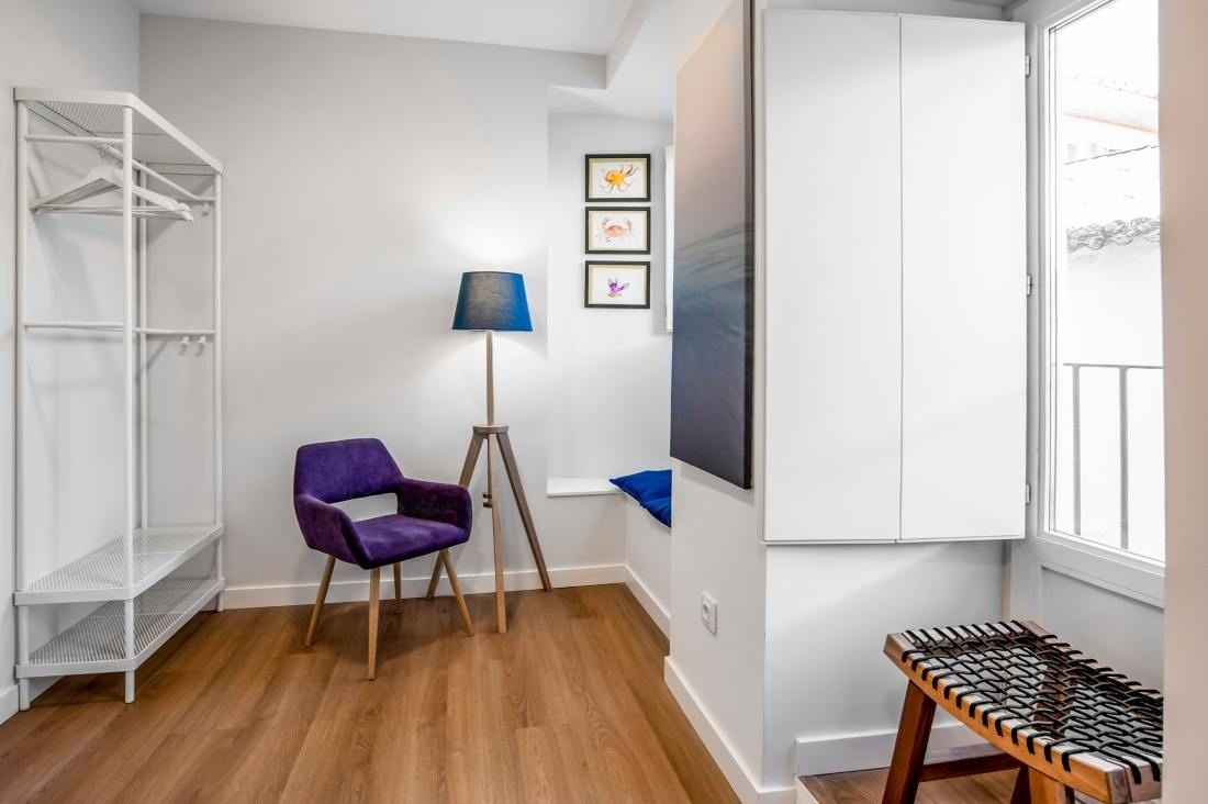 una sala de estar con un sofá morado y una mesa de madera