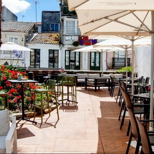 un restaurante al aire libre con mesas y sillas y paraguas