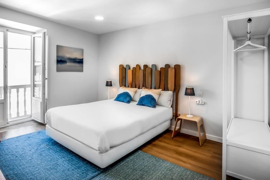 una habitación con una cama y una pintura en la pared