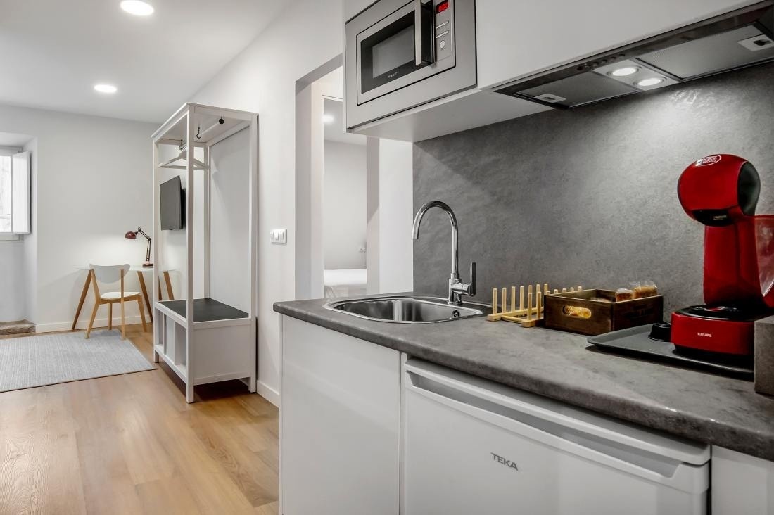 una cocina pequeña con un microondas y una máquina de café