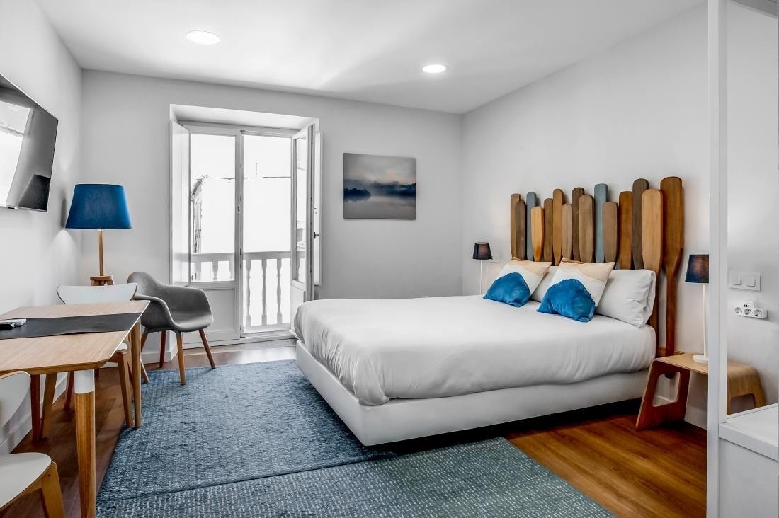 una habitación con una cama y una mesa y sillas