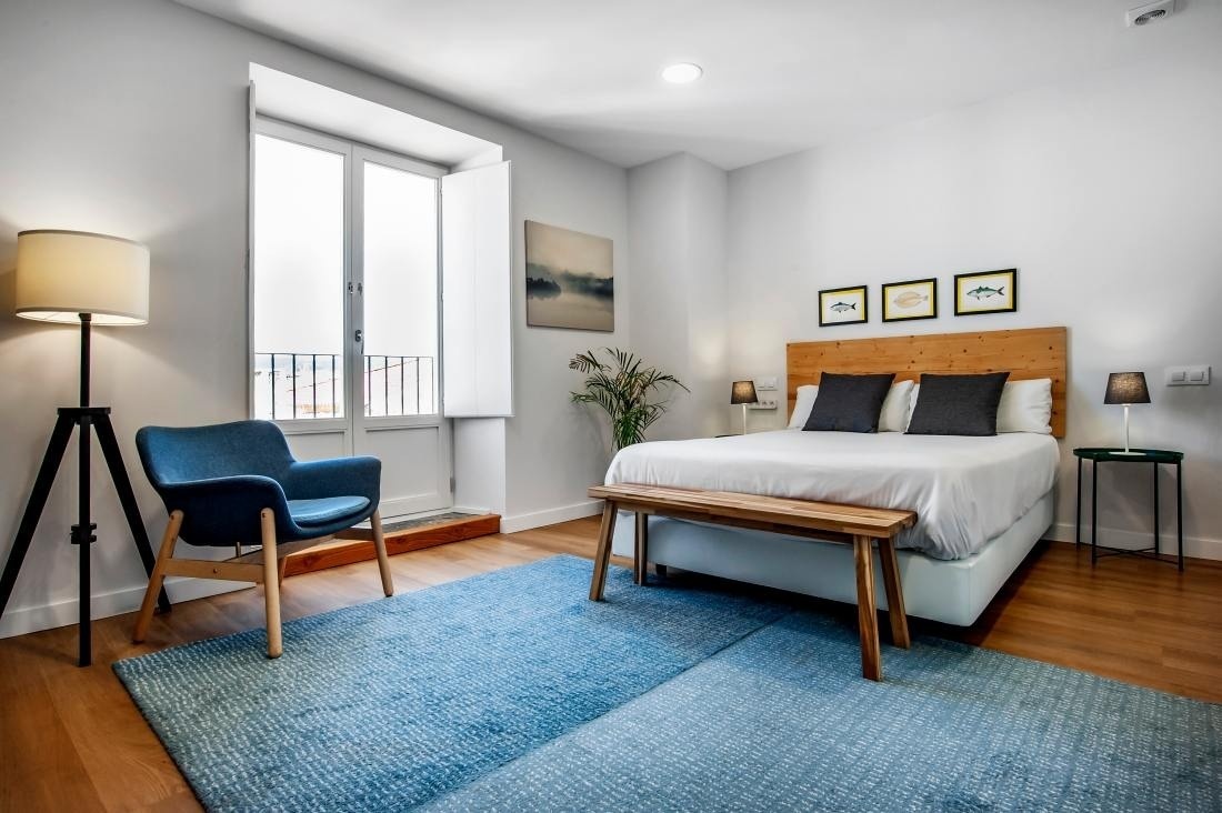 una habitación de hotel con dos camas y una puerta