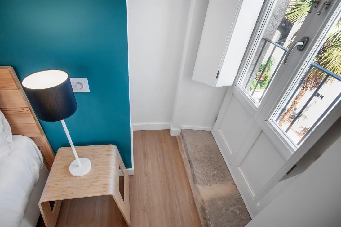 una habitación pequeña con una lámpara y una ventana