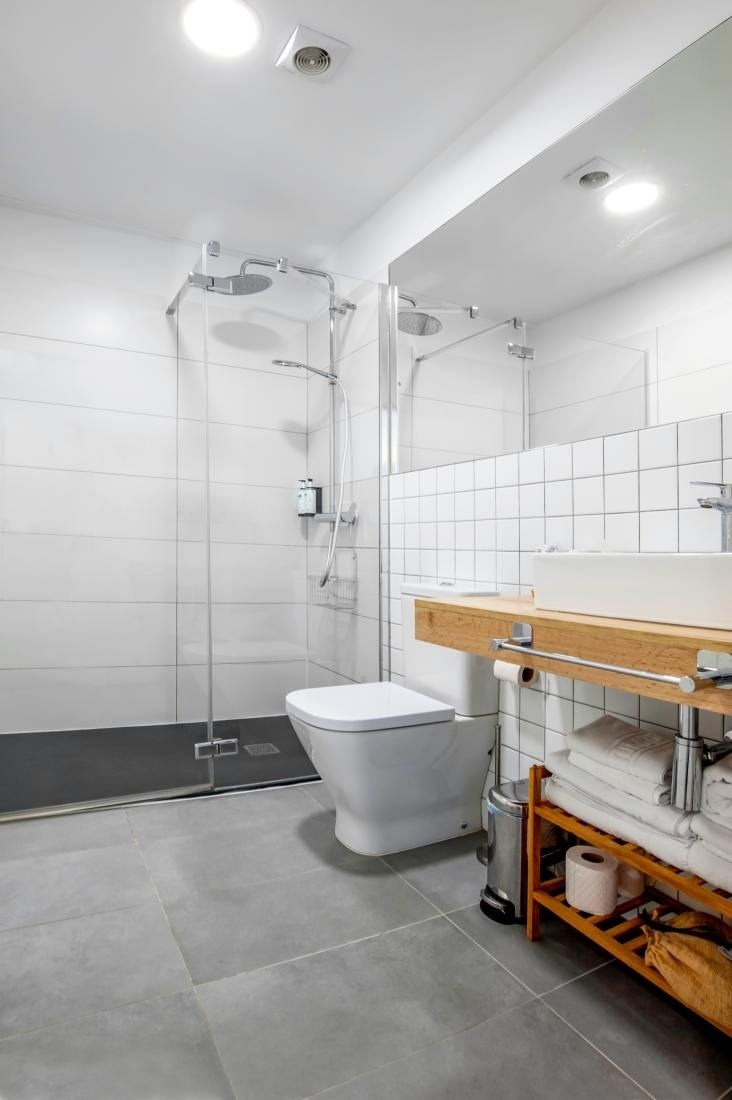 un baño con inodoro , lavabo y ducha