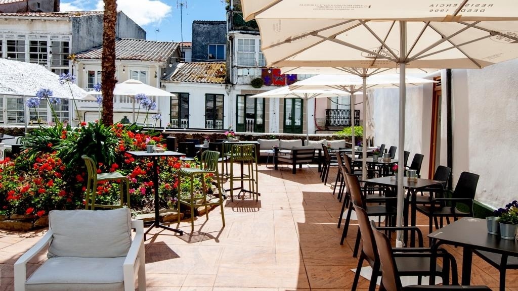 un comedor con mesas y sillas y una chimenea