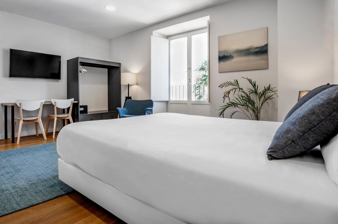 una habitación de hotel con una cama y una televisión