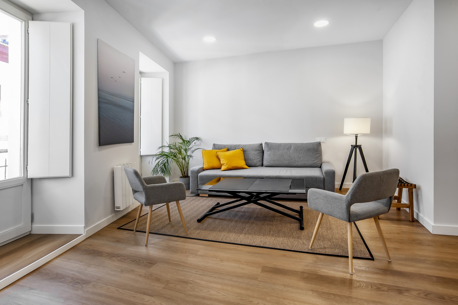 algunos autos están estacionados en un estacionamiento con una vista de las montañas en el fondo