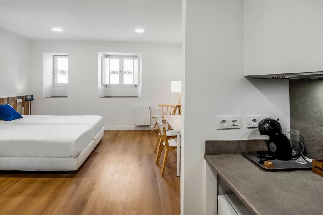 una habitación de hotel con dos camas y una cocina
